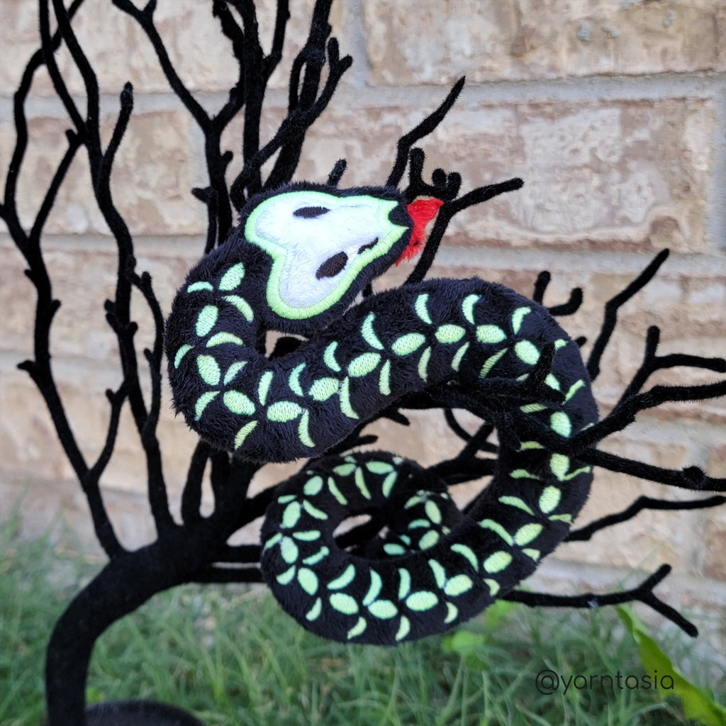 ITH Skeleton Snake Plush Embroidery Pattern - Dragons' Garden - Pattern 4x4