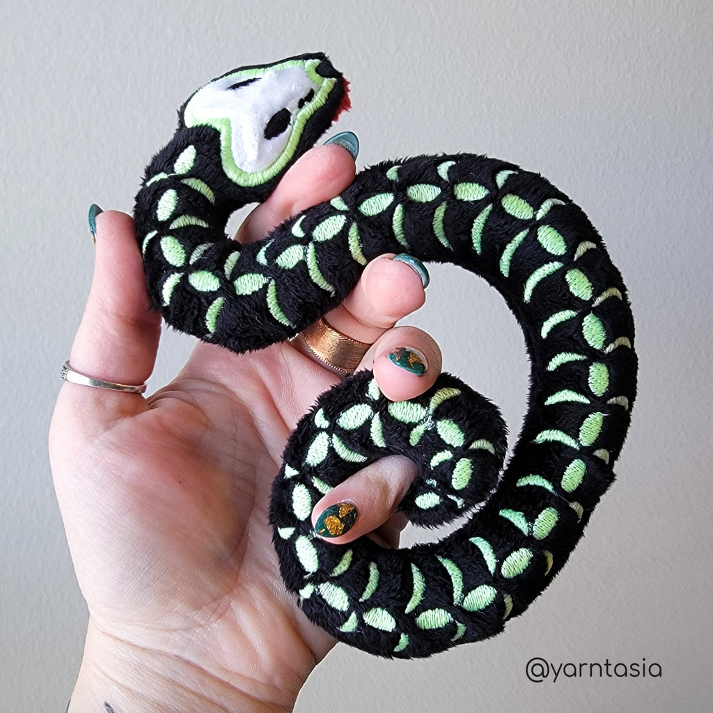 ITH Skeleton Snake Plush Embroidery Pattern - Dragons' Garden - Pattern 4x4